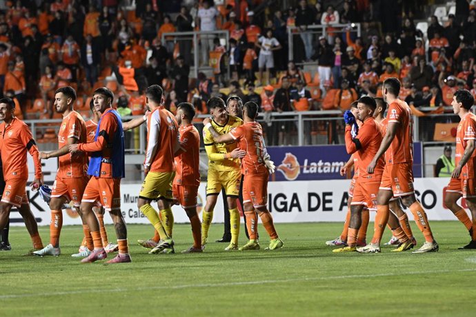 Futbol, Cobreloa vs Santiago Wanderers Liguilla de asceso 2025. El jugador de Cobreloa Hugo Araya ataja penal en dos ocaciones  durante el partido de Liguilla de Ascenso Caixun contra Santiago Wanderers disputado en el estadio Zorro del Desierto, Calama