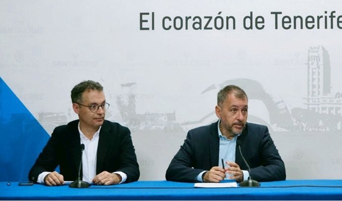 El concejal de Servicios Públicos del Ayuntamiento de Santa Cruz de Tenerife, Carlos Tarife, y el alcalde, José Manuel Bermúdez
