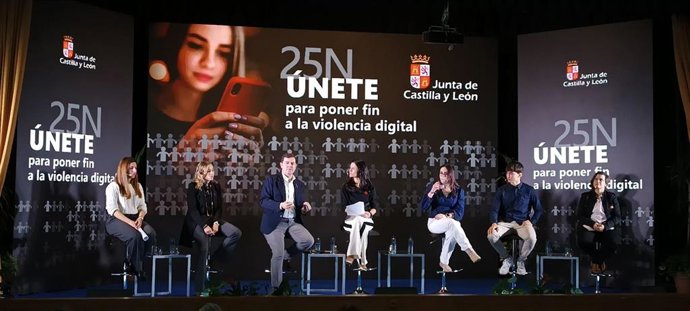 Mañueco () durante su intervención en la mesa redonda sobre la violencia digital celebrada en Ávila.