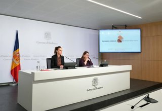 La cap del departament de Polítiques d'Igualtat d'Andorra, Mireia Porras, en una roda de premsa acompanyada de la secretària d'estat d'Igualtat i Participació Ciutadana, Mariona Cadena