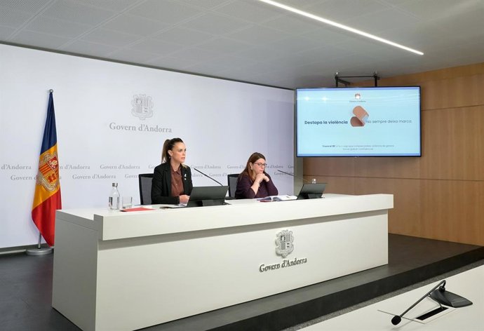 La cap del departament de Polítiques d'Igualtat d'Andorra, Mireia Porras, en una roda de premsa acompanyada de la secretària d'estat d'Igualtat i Participació Ciutadana, Mariona Cadena