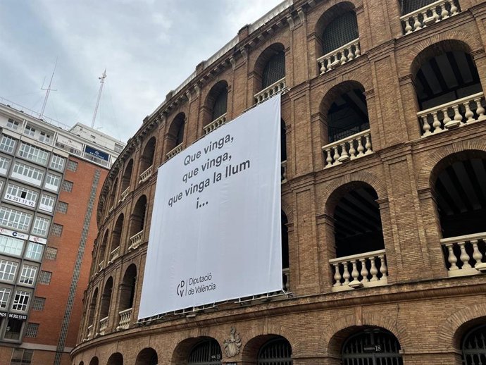 Imatge de la pancarta instal·lada per la Diputació de València a la plaça de bous de València amb part d'una lletra d'Al Tall.