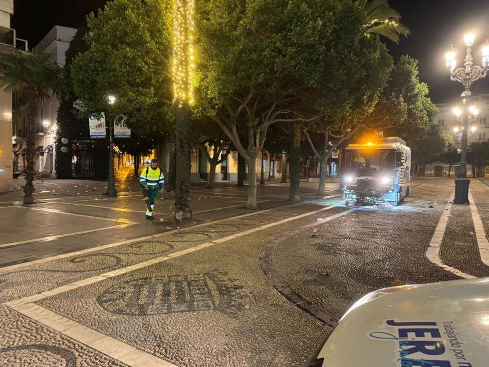 Vehículos de limpieza en las calles del centro tras el primer fin de semana de zambombas