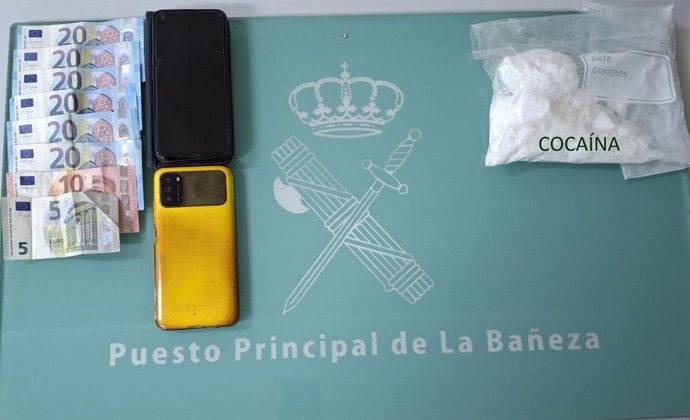 Imagen de la droga aprehendida al detenido en La Bañeza