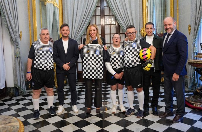 La presidenta de la Diputación de Cádiz, Almudena Martínez, recibe en el Palacio Provincial a una representación de la organización y a participantes de la Copa Andalucía Genuine de fútbol.
