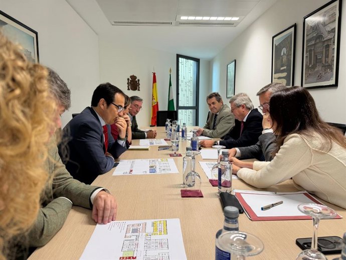 José Antonio Nieto (izda.) en una reunión en la Ciudad de la Justicia preparatoria para su adaptación a la Ley de Eficiencia.