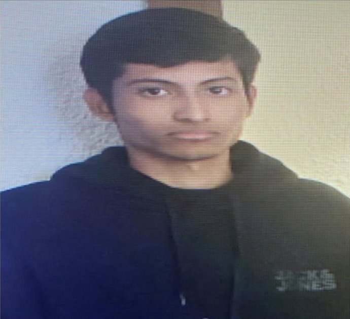 La Policía Nacional busca a Ares Miguel Tiziano M. V., de 20 años y desaparecido en Zaragoza el pasado 20 de noviembre. Si alguien tiene información o cree haber visto al joven, debe contactar de inmediato con el 091.