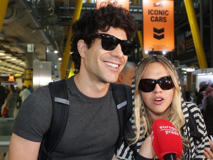 Javier Calvo y Yenesi a su llegada al aeropuerto