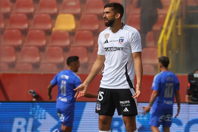 Futbol, Colo Colo vs Universidad de Chile. Supercopa 2025 El jugador de Colo Colo Emiliano Amor es fotografiado durante el partido por la Supercopa 2025 contra Universidad de Chile disputado en el estadio Santa Laura en Santiago,