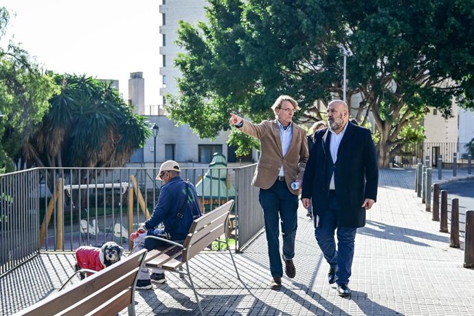 El alcalde de Palma, Jaime Martínez, durante la visita al barrio.