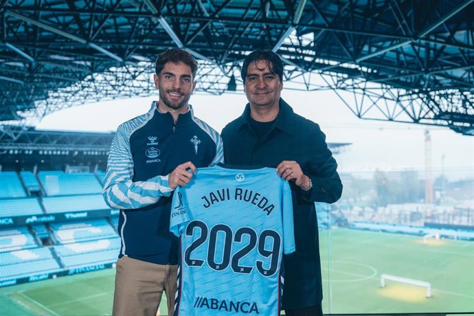 El jugador del RC Celta Javi Rueda y el director de Fútbol del club, Marco Garcés.