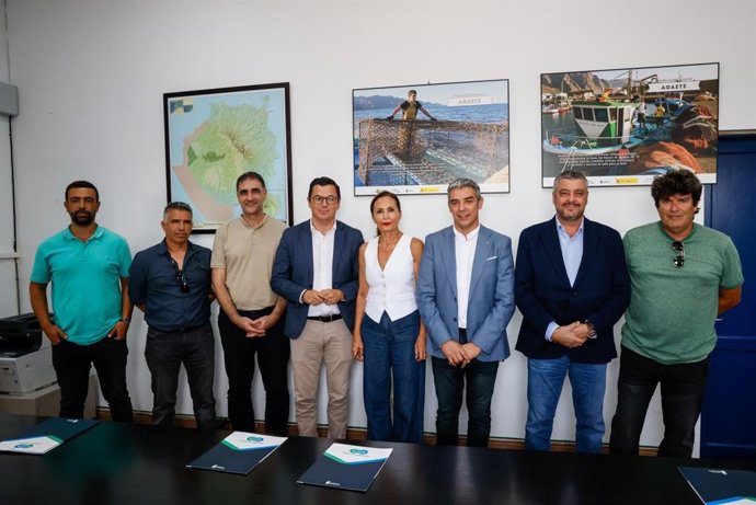 Los consejeros canarios Pablo Rodríguez y Narvay Quintero en el acuerdo de Puertos Canarios y otras autoridades para la gestión de instalaciones portuarias