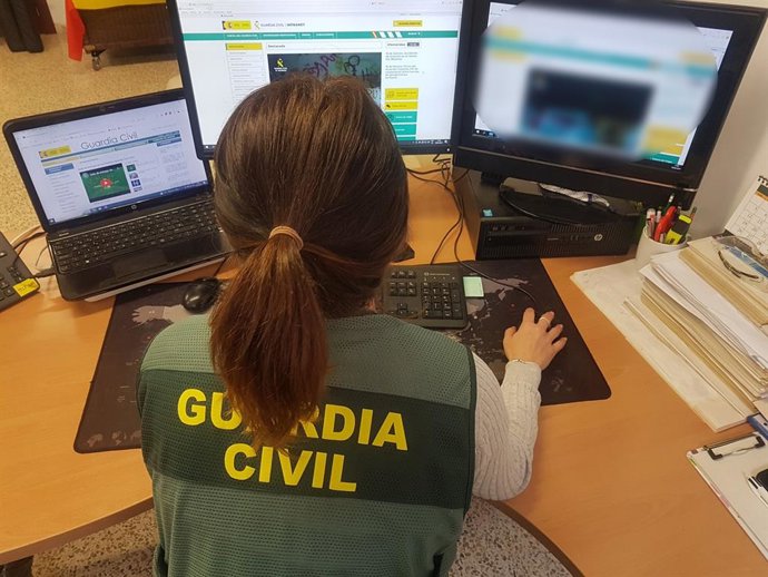 Archivo - Una agente de la Guardia Civil en la investigación de los robos en domicilios de Mallorca.