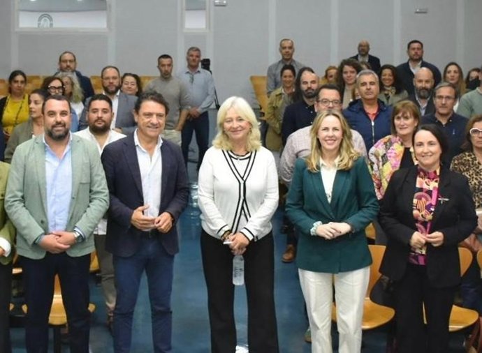 La delegada de la Junta en Cádiz, Mercedes Colombo, y el delegado de Empleo, Empresa y Trabajo Autónomo en Cádiz, Daniel Sánchez Román, en la presentación de los planes de empleo en la provincia de Cádiz
