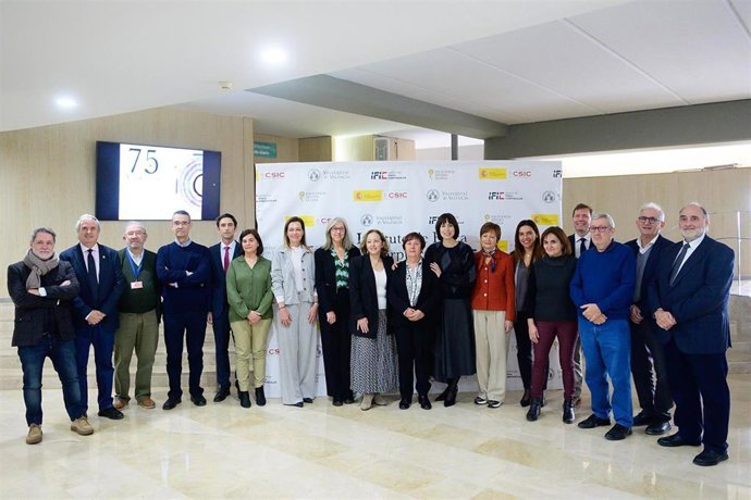 La ministra de Ciencia, Innovación y Universidades, Diana Morant, junto a otras autoridades y asistentes al acto de los 75 años del Instituto de Física Corpuscular (IFIC)