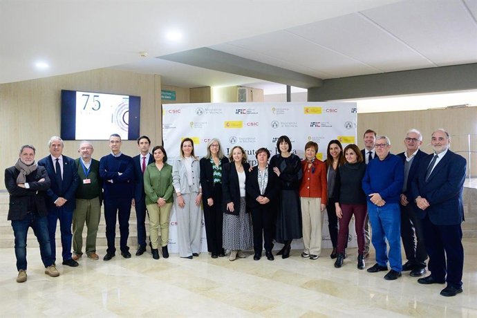 A Ministra da Ciência, Inovação e Universidades, Diana Morant, juntamente com outras autoridades e participantes da cerimônia de 75º aniversário do Instituto de Física Corpuscular (IFIC).