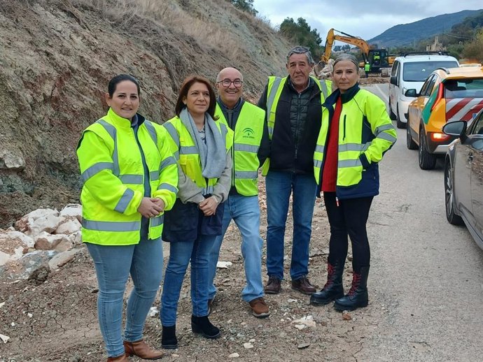 Granados (izda.), durante la visita a las obras para estabilizar un talud en la carretera A-339 a su paso por Cabra.
