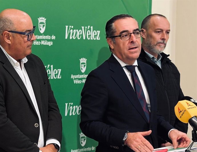 El delegado territorial de Desarrollo Educativo, Miguel Briones, y el alcalde, Jesús Lupiáñez, informan de las inversiones que la Junta de Andalucía ha destinado al municipio
