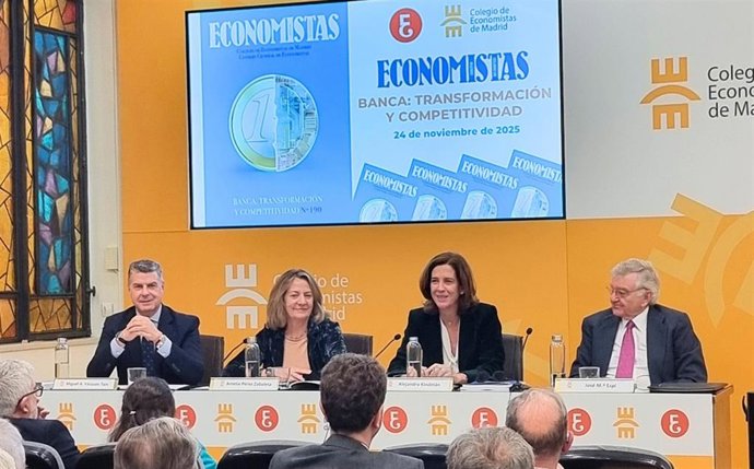 El presidente del Consejo General de Economistas, Miguel Ángel Vázquez Taín; la decana-presidenta del Colegio de Economistas de Madrid; Amelia Pérez Zabaleta; la presidenta de AEB, Alejandra Kindelán; y el economista José María Espí.