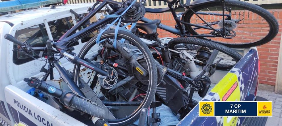 La Policía Local de Valncia detiene a un hombre cuando se disponía a viajar a Argelia con un coche lleno de objetos presuntamento robados.