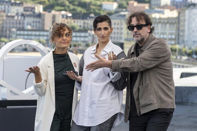 Archivo - (I-D) La directora Elena Molina; la actriz Alba Flores, y el director Isaki Lacuesta, posan en el photocall previo a la rueda de prensa de la película 'Flores para Antonio' de Sección Oficial del Festival de San Sebastián, en el Kursaal, a 23 de