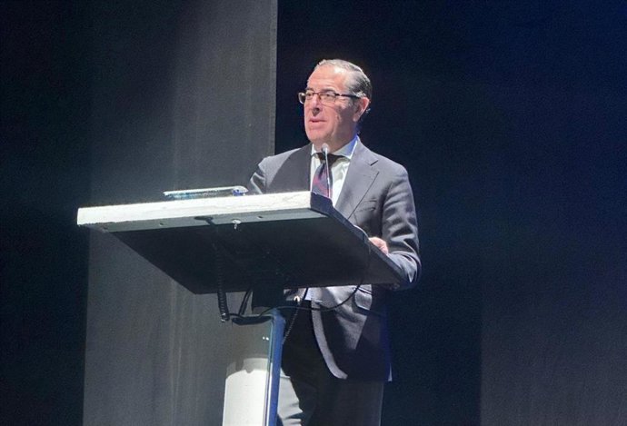 El delegado de Desarrollo Educativo y Formación Profesional y de Universidad, Investigación e Innovación, Miguel Briones, ha inaugurado este lunes las jornadas iniciales de la Red Profesional de Bibliotecas Escolares de Málaga (Becrea).