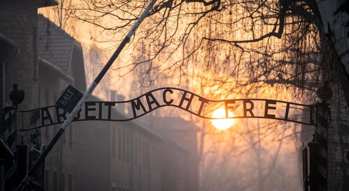 Archivo - 24 January 2020, Poland, Oswiecim: "Arbeit macht frei" (lit.  "work sets you free") is written on the gate of the former concentration camp Auschwitz. From 1940 to 1945, the German SS operated the complex with numerous satellite camps as concent