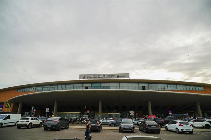 Archivo - Exterior de la estación de trenes de Santa Justa. Imagen de archivo.
