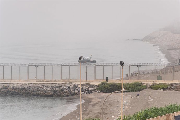 Archivo - Vista de la frontera entre España y Marruecos, a 16 de agosto de 2025, en Ceuta (España). Cientos de personas han intentado acceder a Ceuta tras lanzarse al mar desde Marruecos durante una noche de alta presión migratoria. La niebla ha propiciad