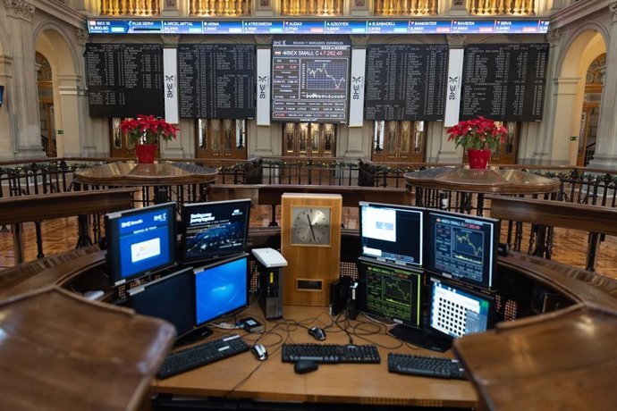 (Foto de ARCHIVO) Un panel del Ibex 35 en el Palacio de la Bolsa