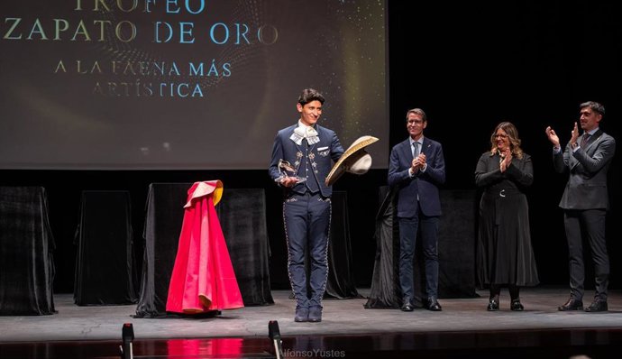 Emiliano Osornio recibe el trofeo de la 50 edición del Zapato de Oro de Arnedo