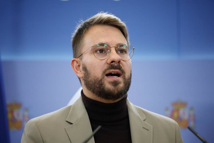 El diputado de Sumar Alberto Ibáñez durante una rueda de prensa, en el Congreso de los Diputados, a 4 de noviembre de 2025, en Madrid (España).