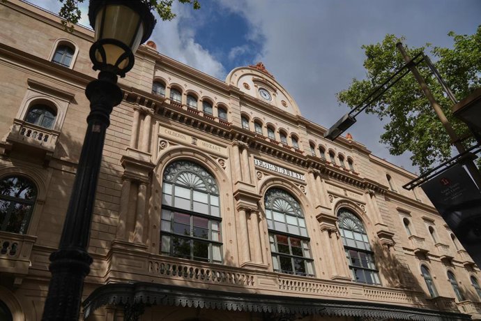 Archivo - Fachada del Gran Teatre del Liceu, a 29 de julio de 2025, en Barcelona, Cataluña (España).