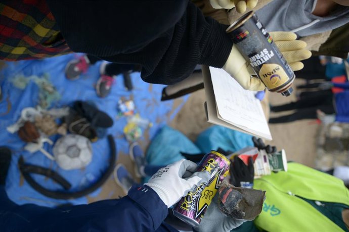 Archivo - Imagen de recogida de basura en una playa