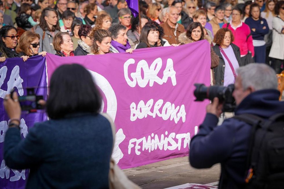 Archivo - Decenas de personas durante una concentración en rechazo del asesinato de una mujer a manos de su expareja