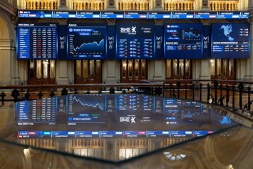 Archivo - Un panel informativo en el Palacio de la Bolsa de Madrid, a 17 de octubre de 2025, en Madrid (España).