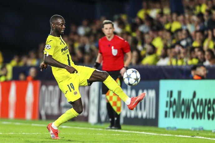 Archivo - El jugador del Villarreal CF Nicolas Pepe disputa un balón durante un partido de la UEFA Champions League.
