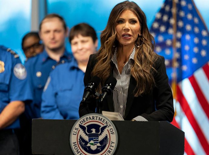 Paul, Minnesota, EUA: A secretária de Segurança Interna, KRISTI NOEM, fala à mídia no Aeroporto Internacional de Minneapolis-St. Noem visitou o MSP para agradecer pessoalmente aos agentes da TSA que trabalharam sem remuneração durante a paralisação do gov