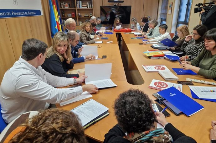 Reunión de la consejera de Educación, Eva Ledo, con la mesa de diálogo de 0 a 3 años.