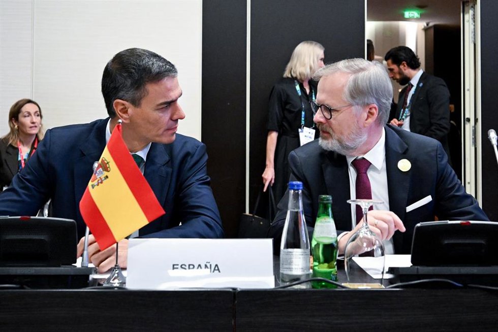 HANDOUT - 24 November 2025, Angola, Luanda: Spanish Prime Minister Pedro Sanchez and Czech Prime Minister Petr Fiala take part in the EU-Africa Summit. 