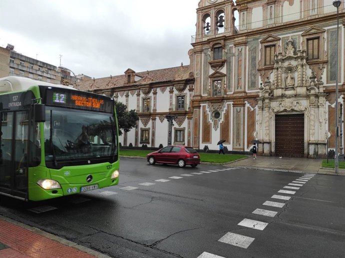 Un autobús de Aucorsa pasa frente a la Iglesia de la Merced en un día de lluvia en Córdoba.
