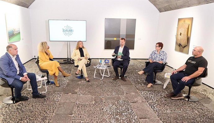 La presidenta del Parlamento de Canarias, Astrid Pérez (c), en uno videpodcast de la Calre sobre inmigración celebrado en Lanzarote