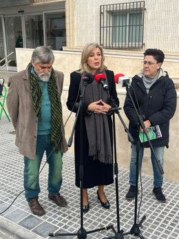 Ana Romero (centro), interviene entre Juan Almendros y Marifé Muñoz, ante el Centro de Salud de Priego de Córdoba.