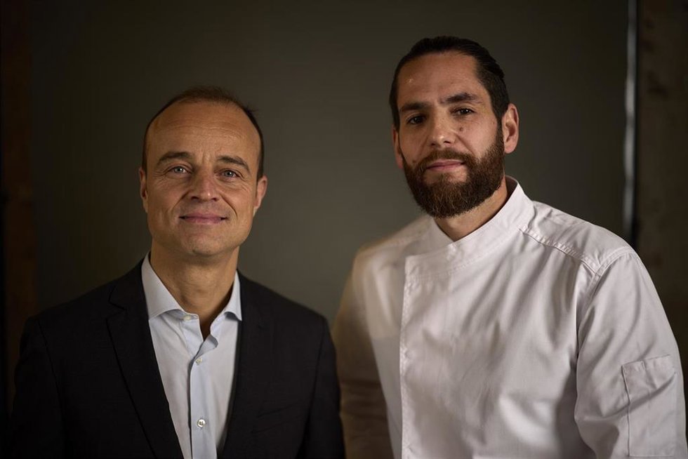Archivo - Miguel Ángel Millán y el chef Rubén Hernandez Mosquero