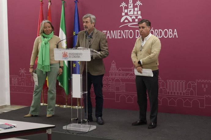 El portavoz del gobierno del Ayuntamiento de Córdoba, Miguel Ángel Torrico; la delegada de Cultura, Isabel Albás, y el delegado de Infraestructuras, Miguel Ruiz Madruga.
