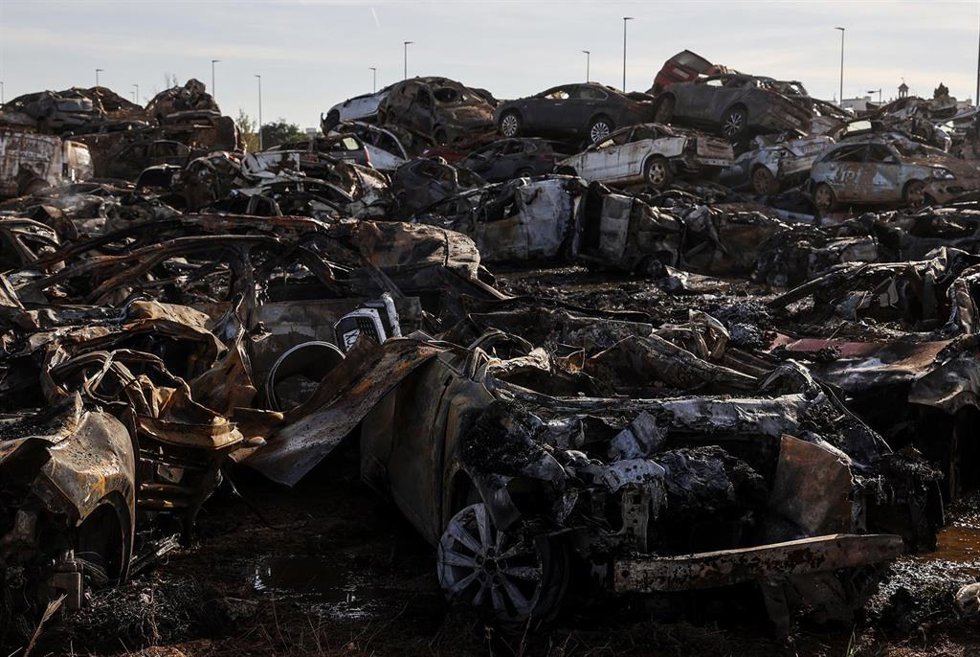 Archivo - Imágenes de los vehículos calcinados en el incendio en la campa habilitada en Catarroja para recogerlos tras el paso de la dana