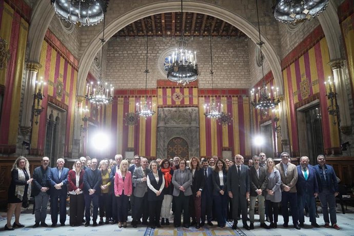 Foto de familia durante un homenaje al exministro Ernest Lluc, en el Ayuntamiento de Barcelona, a 24 de noviembre de 2025, en Barcelona.