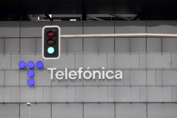 Archivo - Un semáforo en verde frente a la sede de Telefónica, a 28 de noviembre de 2023, en Madrid (España). 