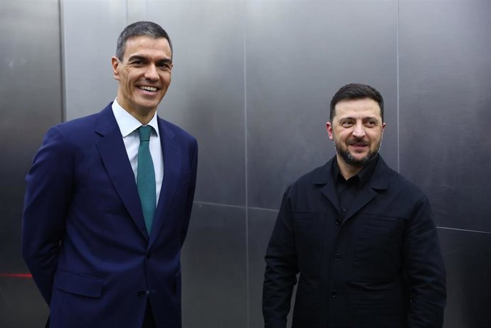 El presidente del Gobierno, Pedro Sánchez, y el presidente de Ucrania, Volodímir Zelenski, durante su visita al Museo Nacional Centro de Arte Reina Sofía, a 18 de noviembre de 2025, en Madrid (España).
