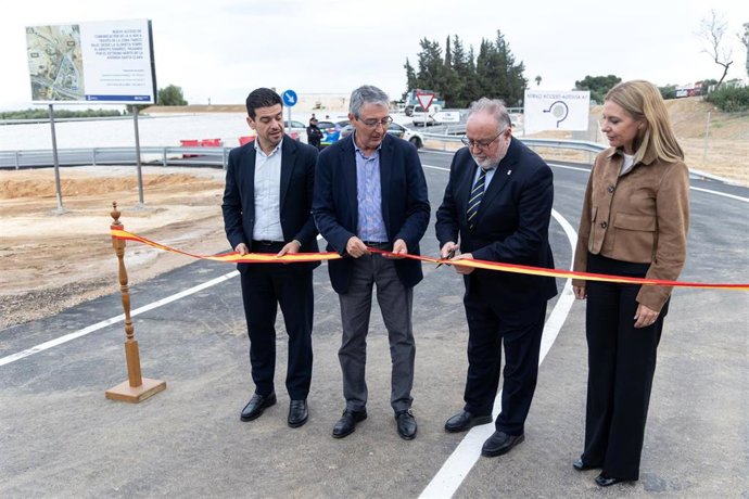 Francisco Salado y joaquín Villanova han inaugurado las obras de la glorieta en la A-404, que permite la conexión directa con la A-7 a través del vial ya ejecutado, en Tabico Bajo, desde el norte de la avenida Santa Clara hasta carreterera de Churriana.